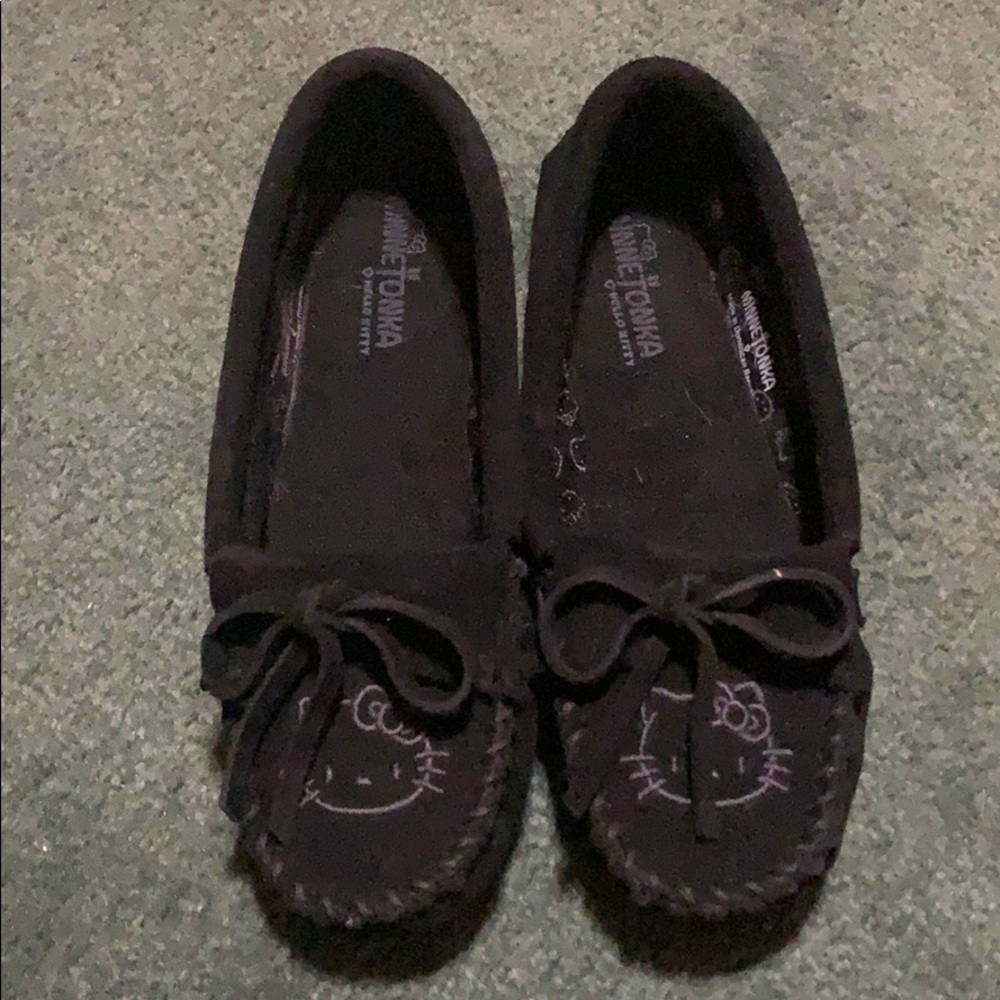Minnetonka Girls size 5 slip on’s